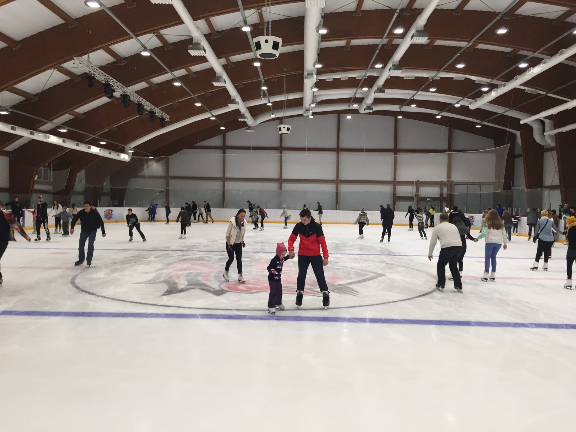 Ледовый каток цена. Ледовая Арена Ice Rink. Ледовый дворец Ростов на Дону. Каток в Ростове-на-Дону айс Арена. Каток Ice Arena Ростов на Дону.