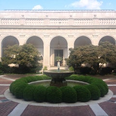 Photo taken at Freer Gallery of Art by Cat H. on 8/12/2013