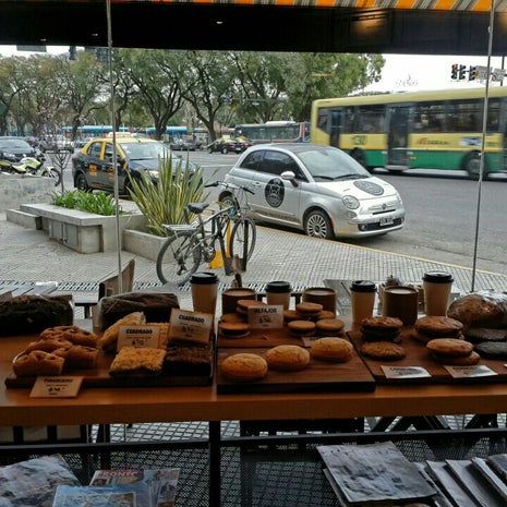 CRISOL Gente Tomando Café