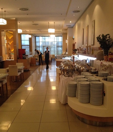 wow airport breakfast