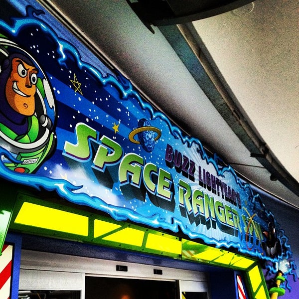 disney parks buzz lightyear