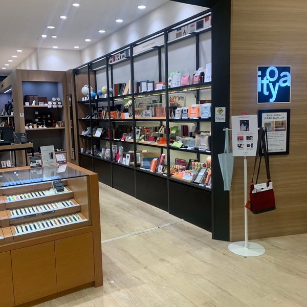 伊東屋 グランフロント大阪店 - Apple Maps