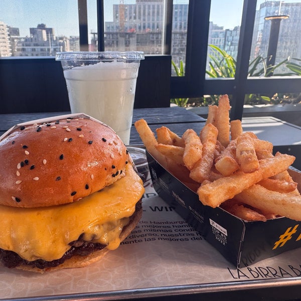 Hamburguesa con queso y papas fritas de La Birra Bar en Santiago