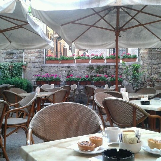 Where's Good? Holiday and vacation recommendations for Verona, Italia. What's good to see, when's good to go and how's best to get there.