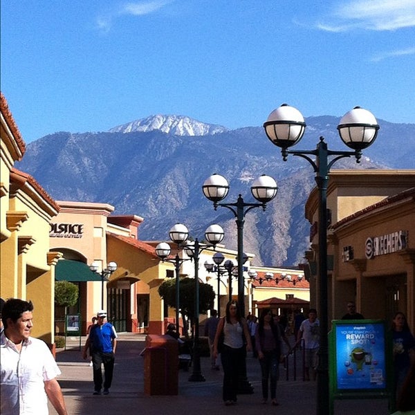 Desert Hills Premium Outlets - Shopping Mall