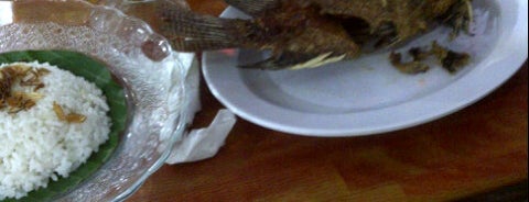Nasi Uduk Kebon Kacang is one of Wisata Kuliner Samarinda.
