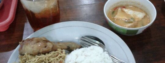Warung Bu Sum is one of Wisata Kuliner Samarinda.