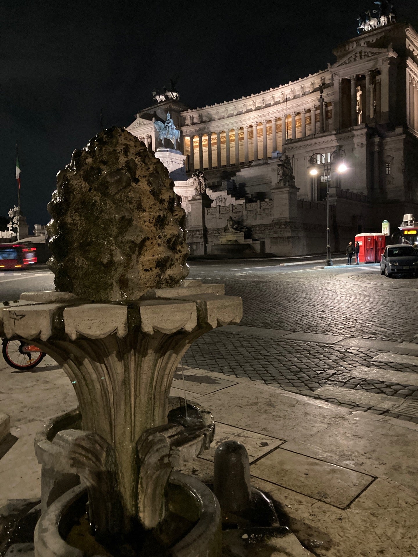 La fontana di Piazza di Vagno l'acqua sgorga solo di sera – i pochi  esercenti rimasti nella piazza si lamentano - Il Quarto Potere