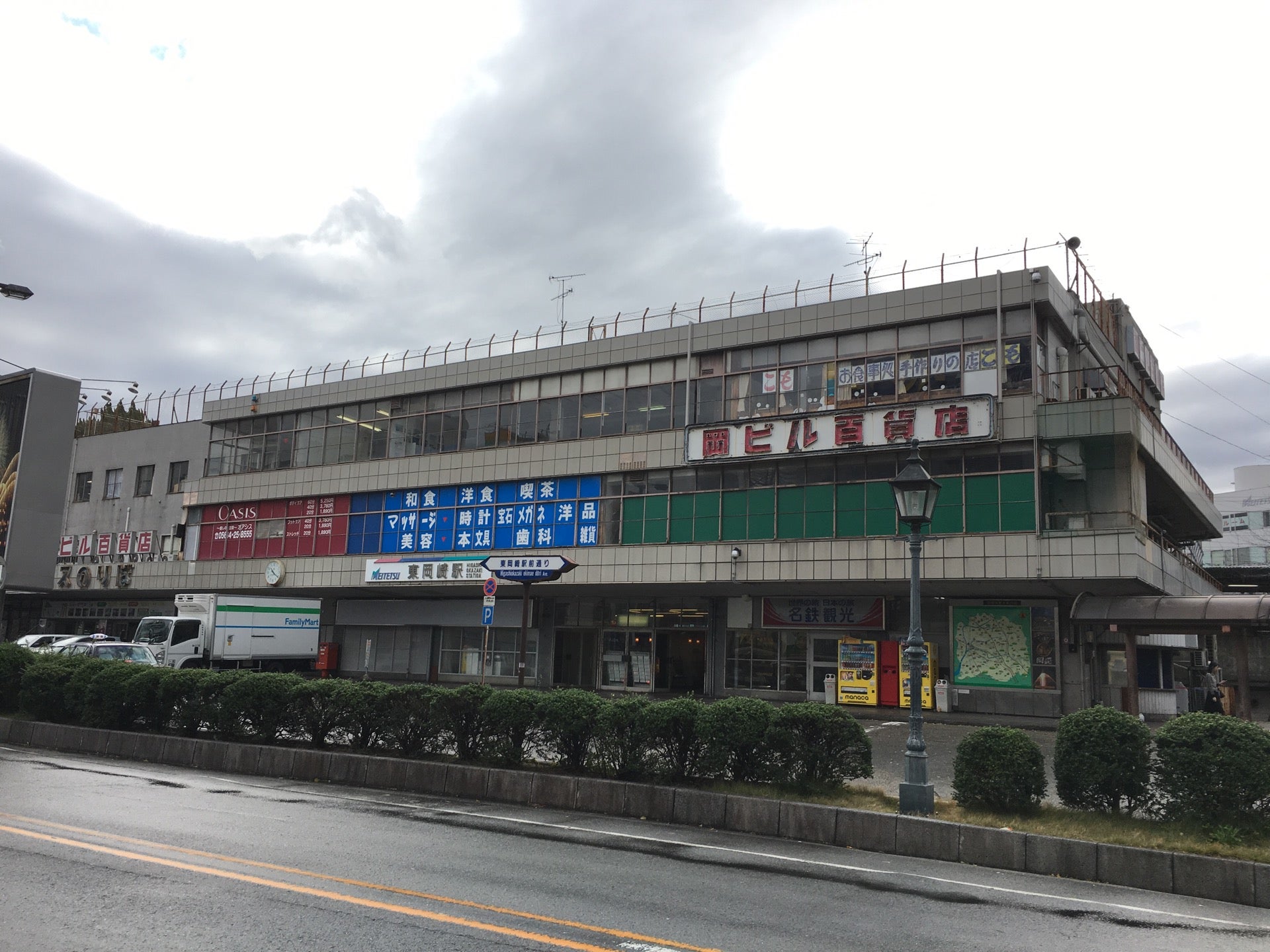 File:Lotteria-Higashi-okazaki-station.jpg - Wikimedia Commons