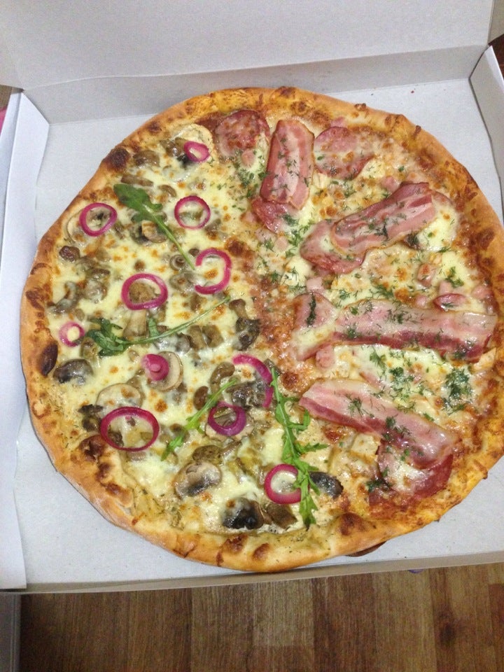 Вкусняшки пицца на др. Пицца delivery. Пиццерия вкусняшка. Пицца нарезанная. Mcpizza.