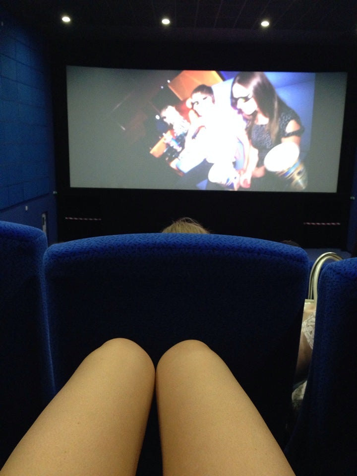 Похотливая азиатка развлекается в кинотеатре