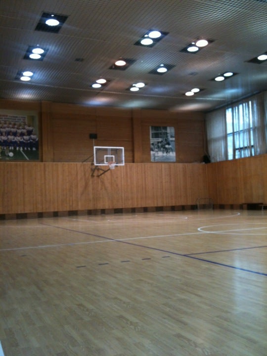 razvod-video-zhenskoy-razdevalki-basseyna