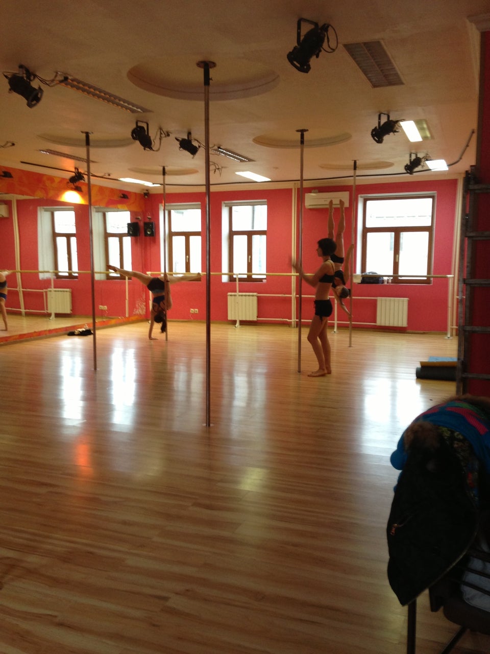 танцы на маяковской. школа танцев на маяковской тверская-ямская. школа танцев маяковская. танцы на маяковской. все залы по цене обычного.
