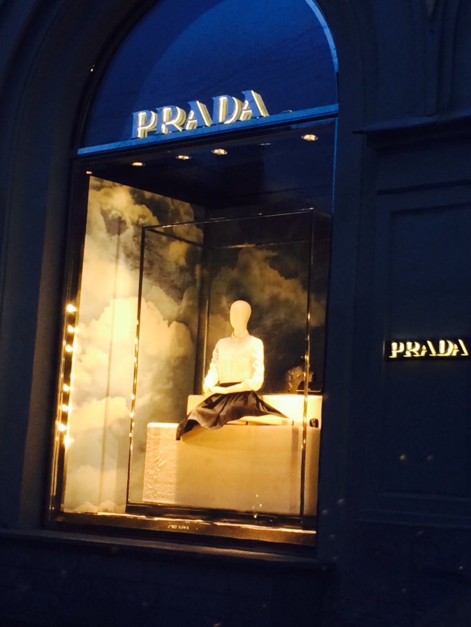 Прада гум москва. Prada спб. Бутик прада в москве. Гум прада. Фасады бутиков прада.