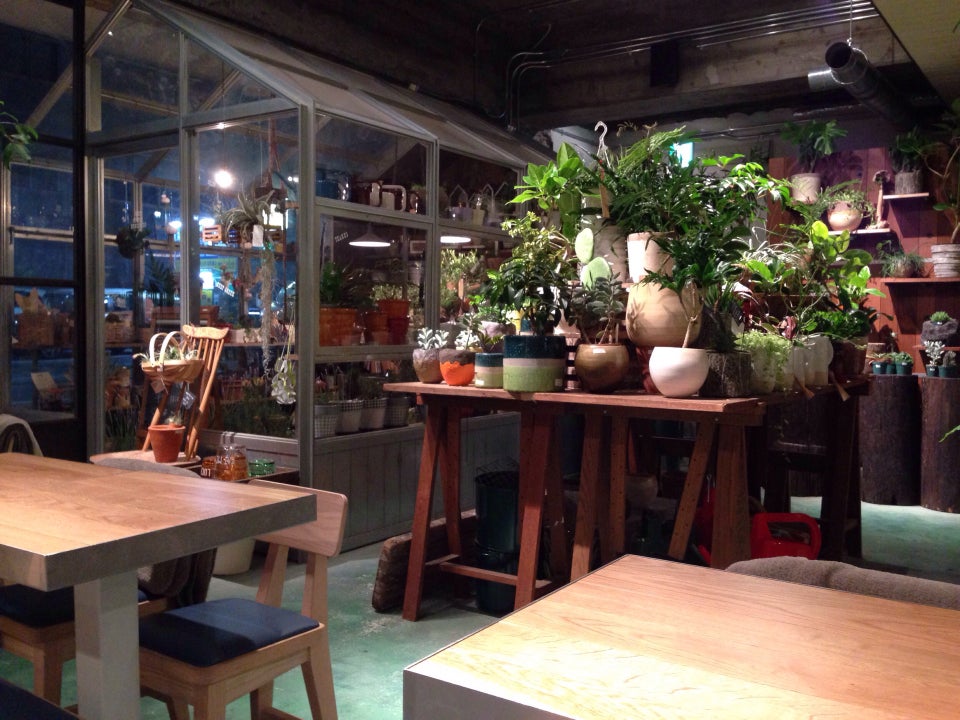 Biotop Corner Stand (Cafe)